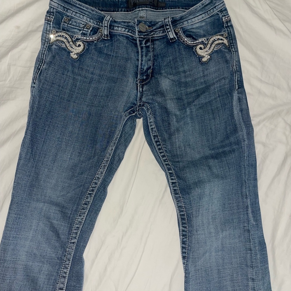 Low waist flare jeans with details on the back